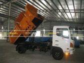 Xe chở bùn 5,5 tấn hino, tự cẩu bùn